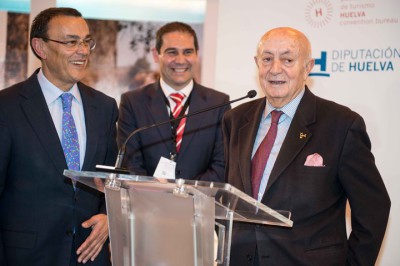 El conocido restaurador madrileño Lucio, junto al presidente de la Diputación, Ignacio Caraballo, y el alcalde de Jabugo, José Luis Ramos, en la presentación del nuevo Centro de Promoción e Innovación del Ibérico que se instalará en el municipio serrano.