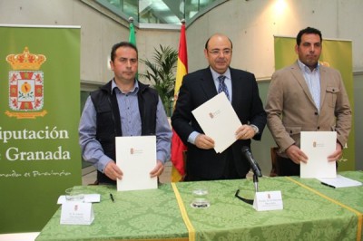 El presidente de la Diputación, Sebastián Pérez, con el presidente de la asociación de criadores de cabra de la raza murciano-granadina Caprigran, Antonio Díaz, y el secretario de la federación de asociaciones de caprino de razas puras, Manuel Vázquez.