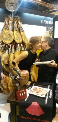 La ministra de Agricultura, durante el recorrido realizado a los distintos stands del Salón.