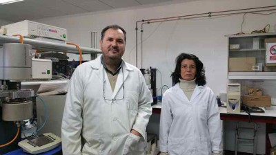 Investigadores del departamento de Ingeniería Química, Química Física y Ciencia de los Materiales de la Universidad de Huelva que han desarrollado el lubricante ecológico.