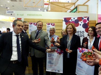 La consejera estuvo presente en la presentación del III Congreso de Frutos Rojos de Huelva en el stand de Freshuelva.