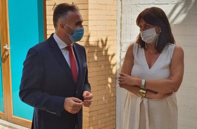 La delegada territorial de Educación, Estela Villalba, con el alcalde de La Palma del Condado, Manuel García Félix (PP). 