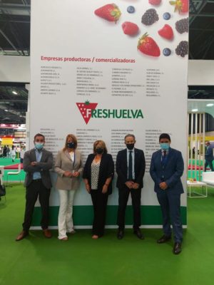 Representantes del Puerto de Huelva en el stand de Freshuelva.