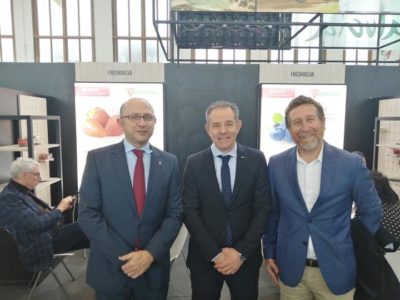 El director general de Producción, Manuel Gómez, junto a Rafael Domínguez y el gerente de Perlahuelva. 