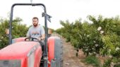 agricultor en un tractor